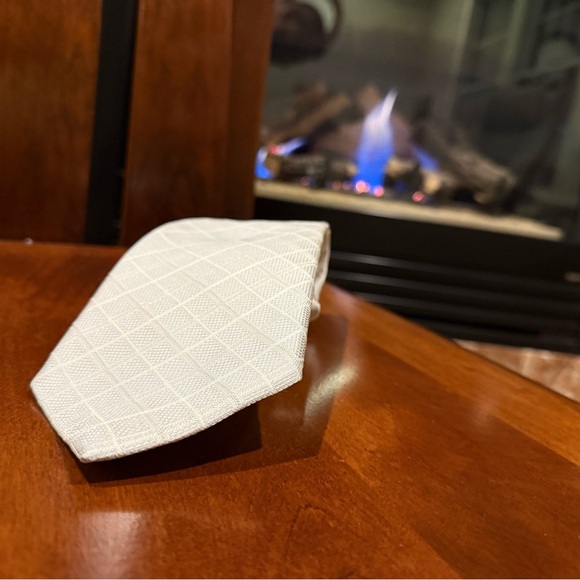 Burberry Silk Tie Made in England Gold Diamond Pattern Men’s Necktie - Picture 2 of 13